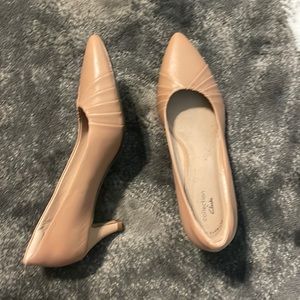 Clarks collection tan heels